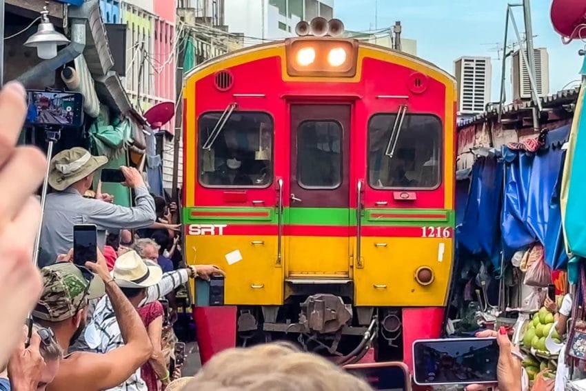 El mercado flotante de Damnoen Saduak y el de la vía del tren 6 d04-29