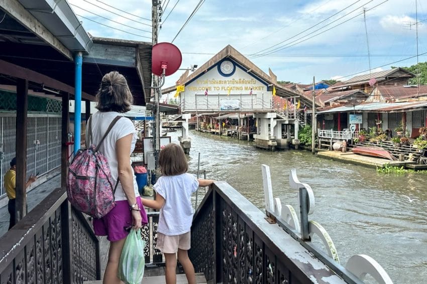 El mercado flotante de Damnoen Saduak y el de la vía del tren 7 d04-52